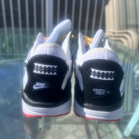 Nike - Picture 3 of 4